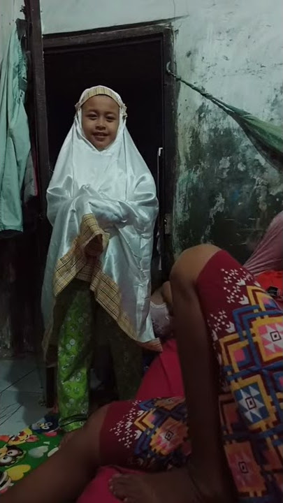 Pake mukena lucu banget