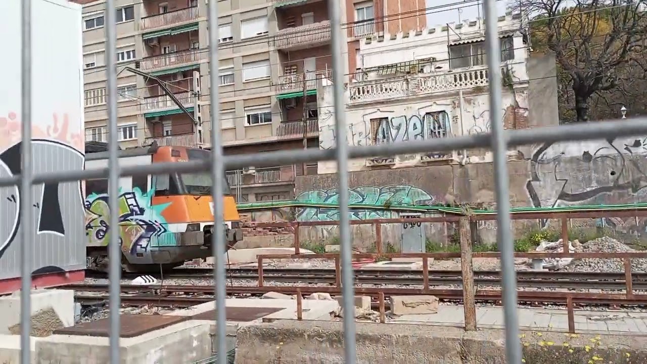 Trenes de Rodalies de Catalunya UT 447/ Civia 465 linea R4 por Sant Feliu