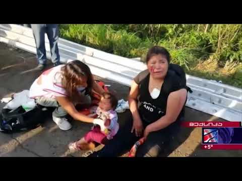 მექსიკაში სატვირთო მანქანა, რომელსაც ასამდე მიგრანტი გადაჰყავდა, ხევში გადავარდა