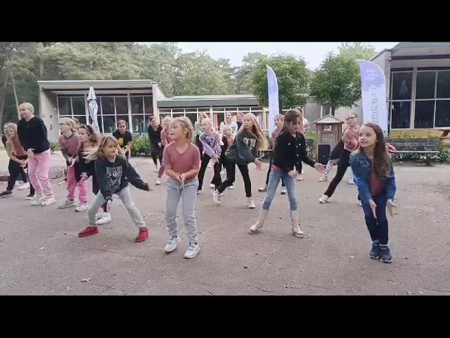 Einddans voor de ouders bij het ophalen danskamp Go Wild!