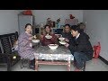小夫妻回家过冬至节，婆婆煮91个饺子，炖一盆鸡肉，全家人围着吃