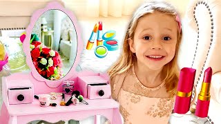 Nastya et Stacy jouent avec des jouets de maquillage