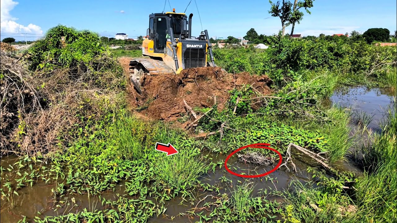 Excellent PowerFull SHANTUI DH17C3 Cleaning Forests, Stone, Soil,Water, Equalization On Construction