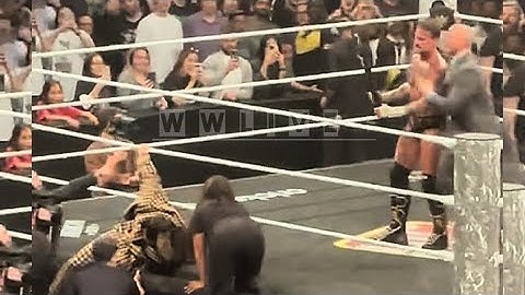 ONGEZIENE BEELDEN VAN CM Punk die Seth Rollins probeert te slaan met een stalen stoel nadat WWE R...