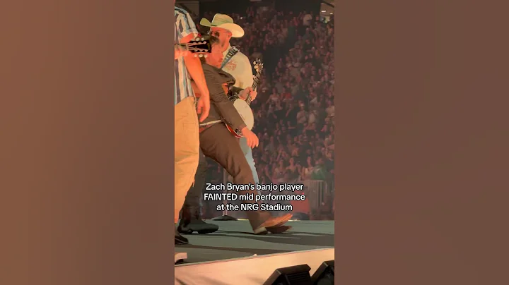 Zach Bryan’s banjo player FAINTED mid performance at the NRG Stadium! #zachbryan #countryconcert