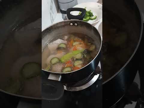 masarap na pananghalian sinabaw na tuna.sariling paraan sa pagsabaw