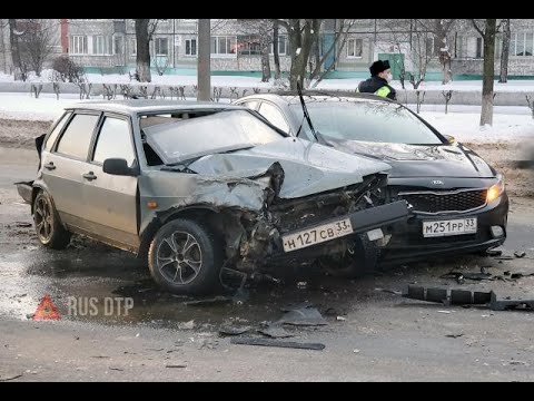 Момент массового ДТП со каретой Скорой помощи во Владимире
