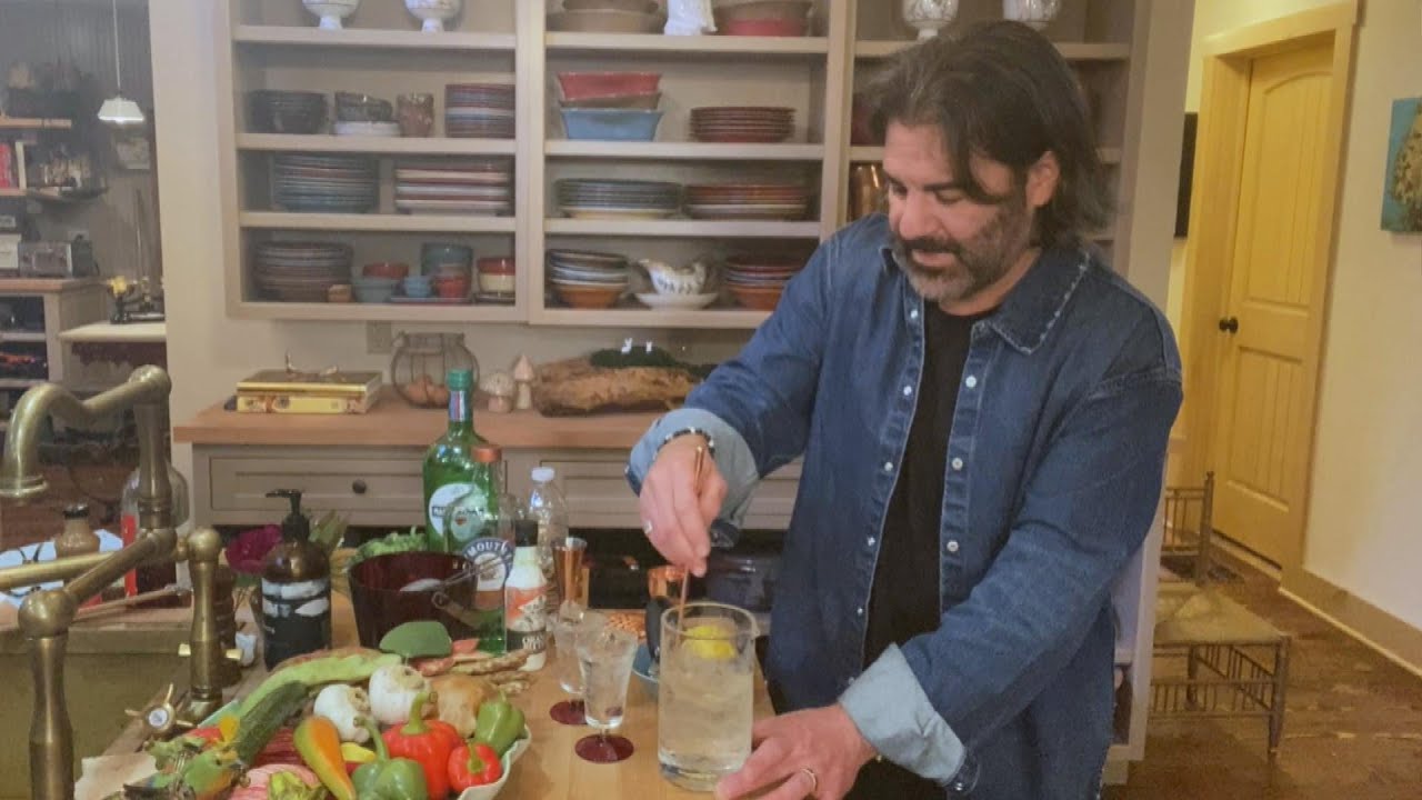 How To Make a Pre-Prohibition Gin Martini + The Right Way to Serve a Martini | John Cusimano | Rachael Ray Show