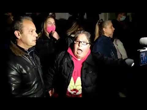 Πάτρα: Πλήθος έξω από το σπίτι της Ρούλας Πισπιρίγκου