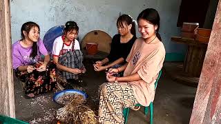 สาวเลือลอเหนือเชียงมาช่วยทำของกินที่วัด Kengtung cute girls cook some Local foods.