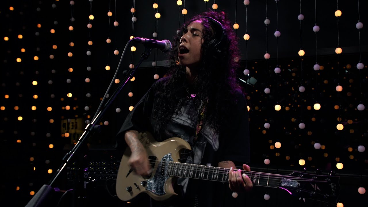 在 YouTube 上觀看「Indigo De Souza - Bad Dream (Live on KEXP)」