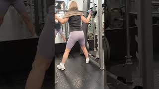 Приседания плие в Смитте #спорт #ягодицы #плие #смитт #упражнениявзале  #sports