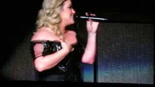 Kelly Clarkson announces pregnancy, tries to sing Piece by Piece while crying