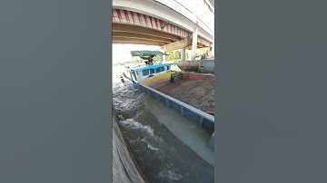 #shorts nước chảy xiết thuyền sắt bất ngờ vượt cống