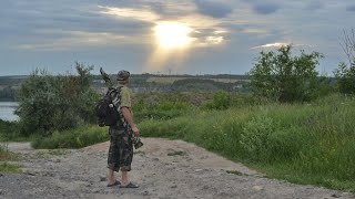 Летняя рыбалка на реке Днепр и красивый рассвет.