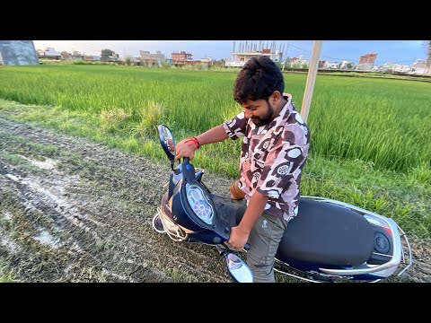Kichad Me Scooty Gir Gaya 🌧️