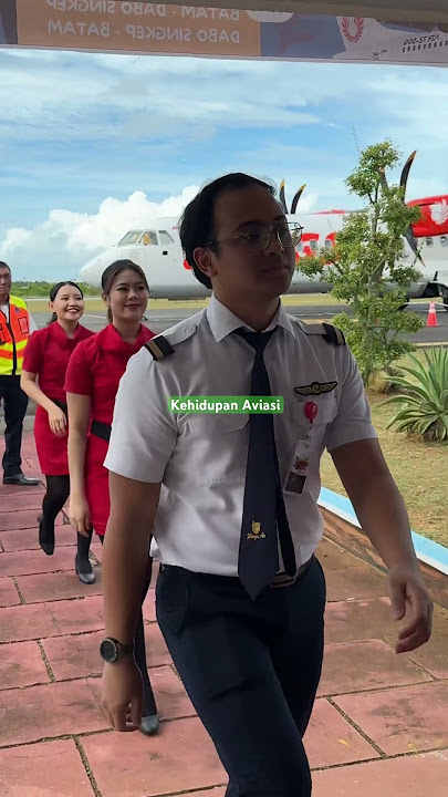 Pilot dan Pramugari Wings Air menuju ruangan untuk ceremony di Dabo 😍 #cabincrew #airport #travel