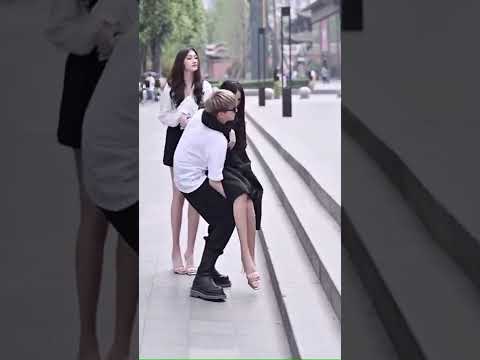 다리가 긴거야 치마가 짧은거야