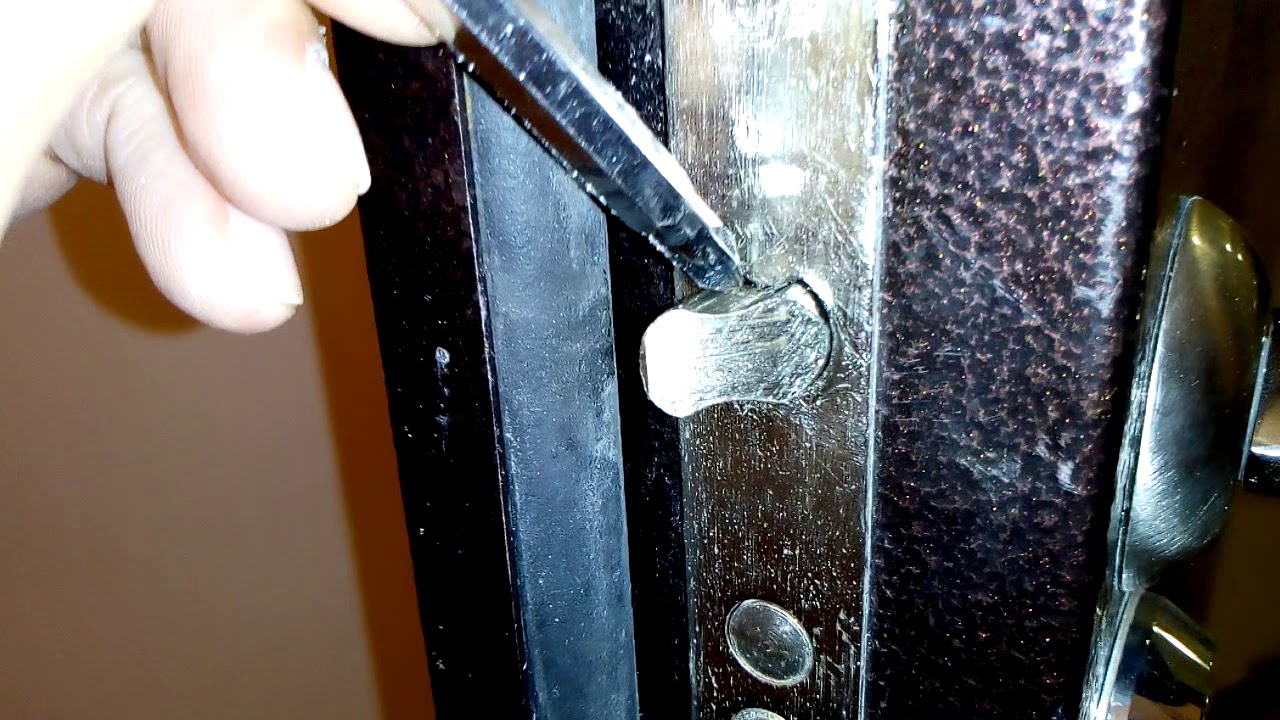 Не открывается входная дверь что делать. Регулятор прижима защёлки железной двери. Смазка дверных петель входной металлической двери с защелкой. Расшаталась дверная ручка входной двери. Перекос входной металлической двери.