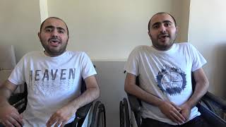 Engelli ikizler yıllar sonra yapılan asansörü okudukları türküyle kutladı Resimi