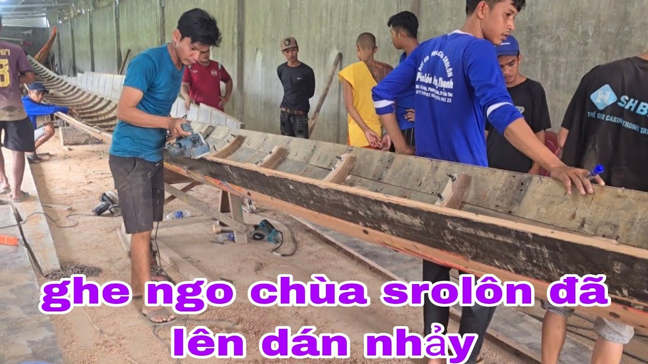 Ghe ngo dán ghép chùa srolôn đã lên dán nhảy.  Thợ sửa ghe làm quá nhanh 