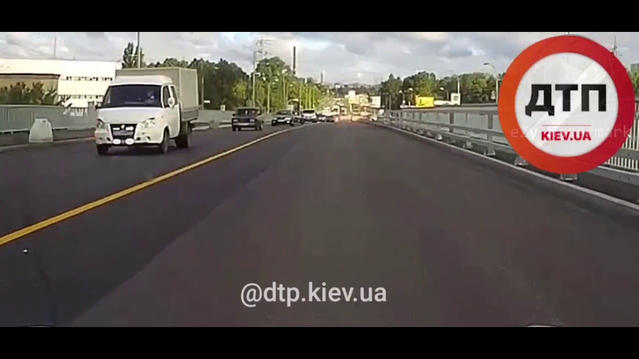#Киев. Петровка. Водитель #toyota #AA9638PH аккуратно едет по полосе ...