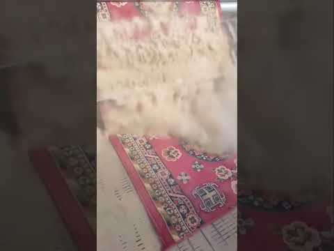 این دستگاه از ارتعاشات هارمونیک برای هم زدن الیاف فرش و حذف گرد و غبار استفاده می کند