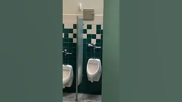 كاميرات في حمام رجالي 