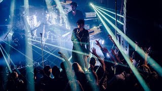 Video thumbnail of "Oscar And The Wolf - Runaway (live)"