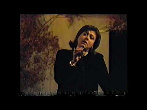 მღერის თამრიკო ჭოხონელიძე  (ქართული სიმღერის საბავშვო ფესტივალი „იავნანა“ ტყიბულში)