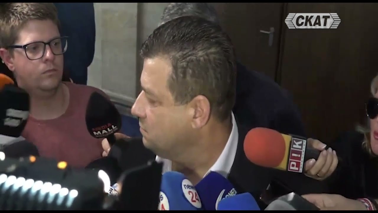 Лидерът на ПП Величие  Николай Марков говори в кулоарите на Парламента