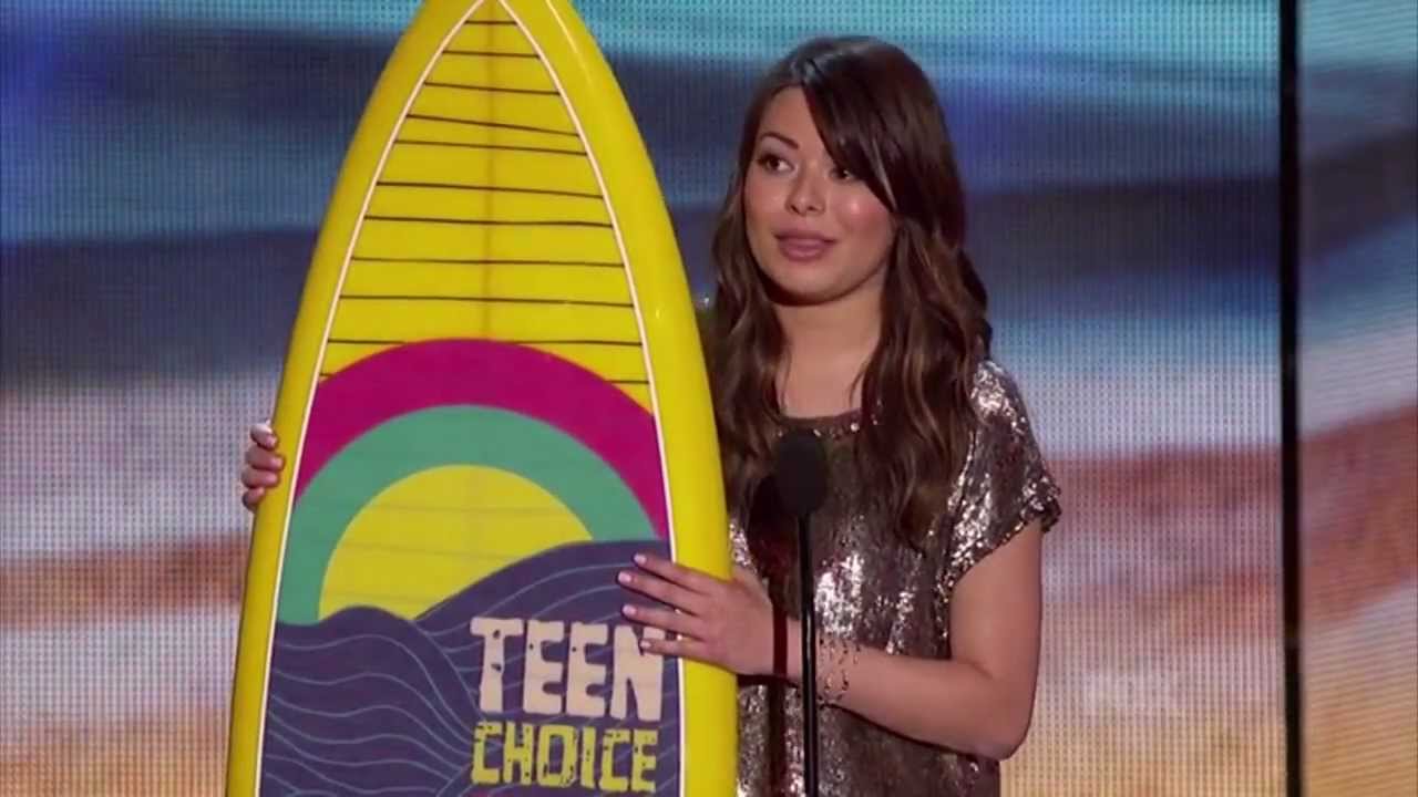 Miranda Cosgrove Wins Acuvue Inspire Award!!!!! (Teen Choice Awards 2012)