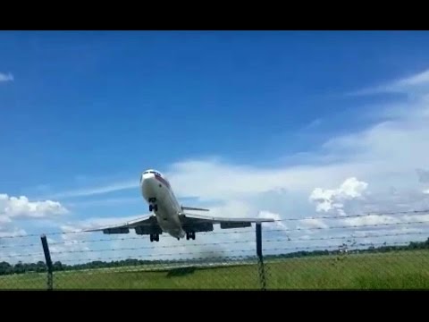 B727 Extreme Low Take Off - Insane!