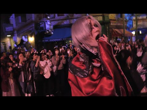 2023 10 24 USJ ヴァンパイアに襲われる美女