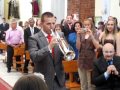 su primo sorprende a los novios tocando la trompeta en plena iglesia