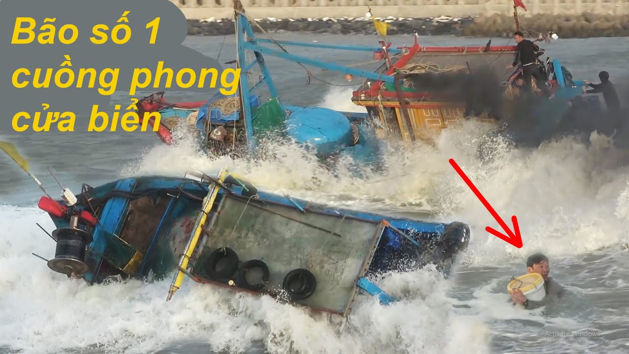 Bão số một 2025 Ngư phủ rớt xuống biển khi ghe lật ngang