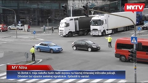 Dopravu na nitrianskej križovatke riadila polícia.  Semafory nefungovali, vandali poškodili rozvody