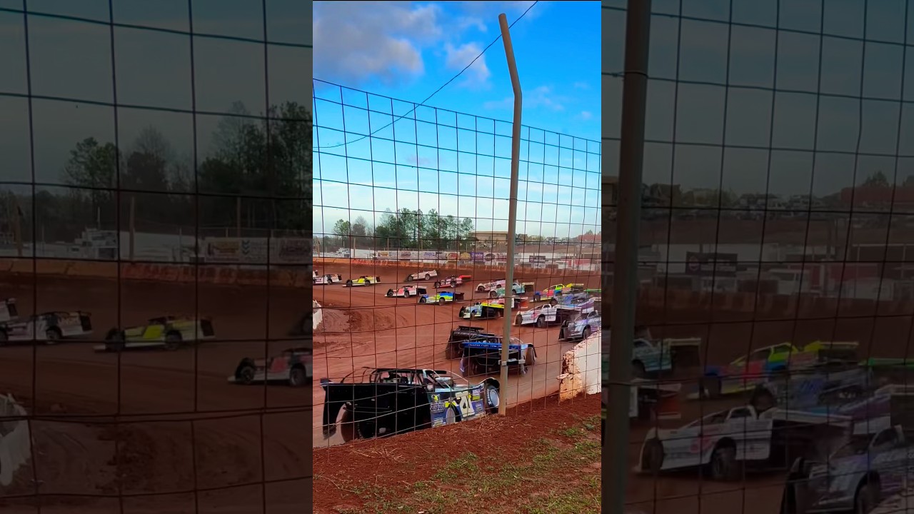 ⁣First And Last Lap Of The Mid-East 604 Main. Congrats To Winner Luke Cooper🏁