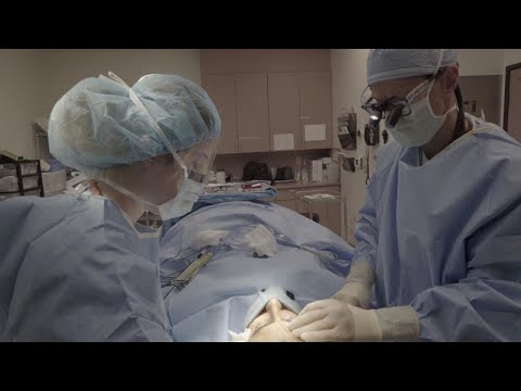 Video: Adakah Plastic Surgery The Hail Mary Bermain Untuk Battling Migraines?