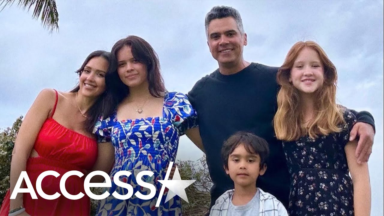 Jessica Alba Poses w/ Three Kids In RARE Photo On Hawaiian Vacation
