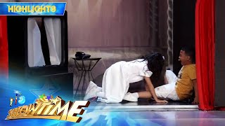 Kulot and Jaze imitate the scene from the movie 'The Ring' | It's Showtime