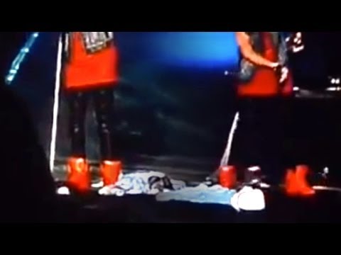 justin bieber kicks and disrespects argentine flags during concert