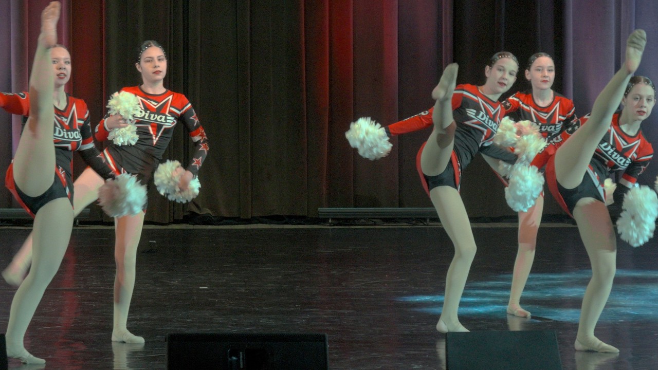"Чирлидинг". Акробатический танец. Возраст 13-17.