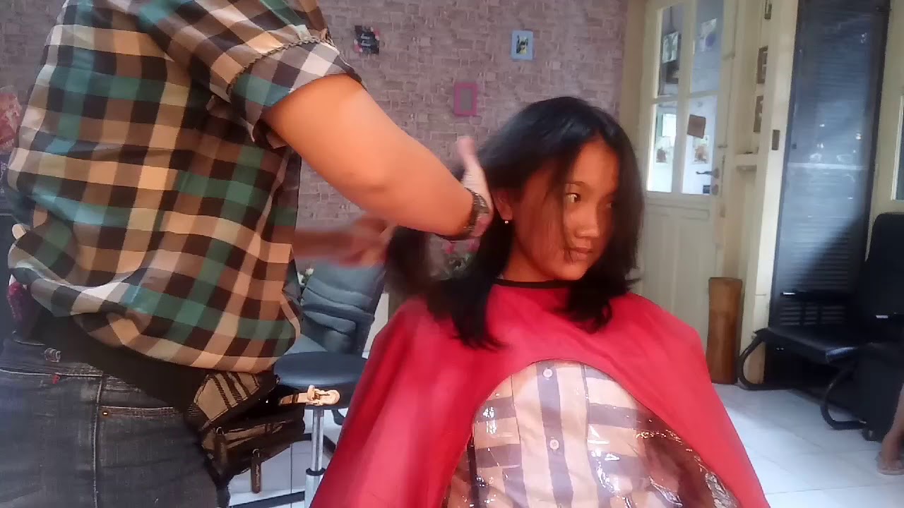  Cara  potong  rambut  layer  untuk rambut  ombak dan mengembang 