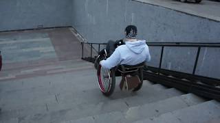 Техника езды на коляске. На коляске в метро/Wheelchair Technique