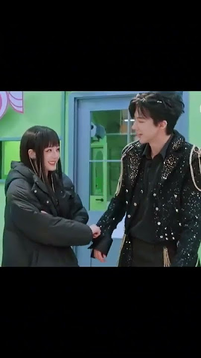 #Dilraba grabbed #LiuYuning's clothes. #thetruths3