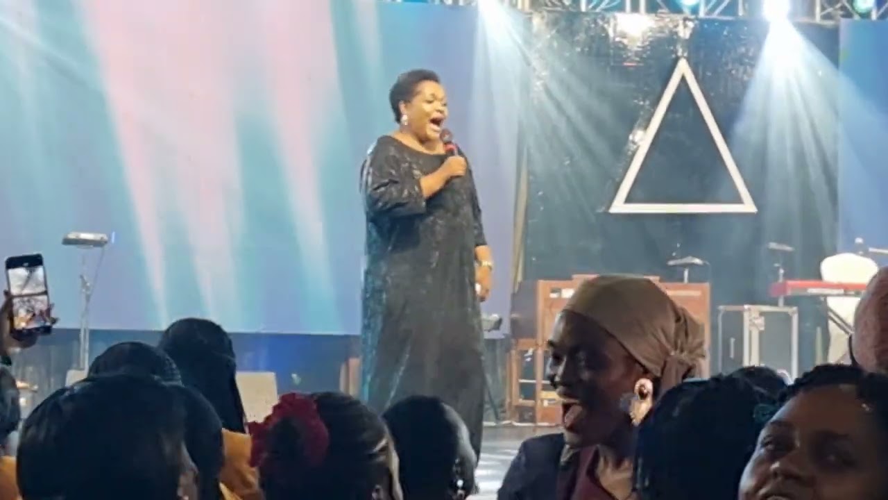 LIVE: BAHATI BUKUKU AKIIMBA UMEWAZIDI WOTE KWENYE MIAKA 20 YA AMBWENE MWASONGWE.