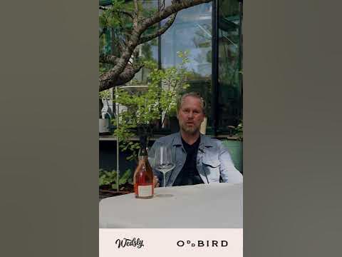 Hur förklarar vinexperten Fredrik Schelin hur man tillverkar