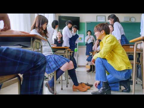 مغني مشهور يقع في حب طالبه متعرفش معنى الحب وبيغير لها حياتها ملخص فيلم Kiss Me At The Stroke Of