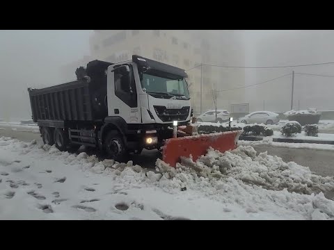 آليات تعمل على إزالة الثلوج وفتح الشوارع في مدينة الخليل